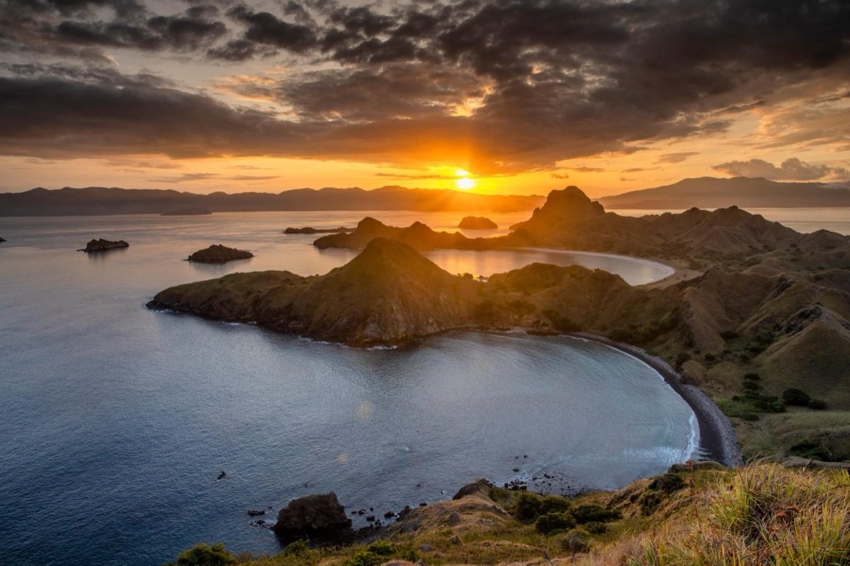 Atardecer sobre las bahías de la isla de Padar vistas desde el mirador