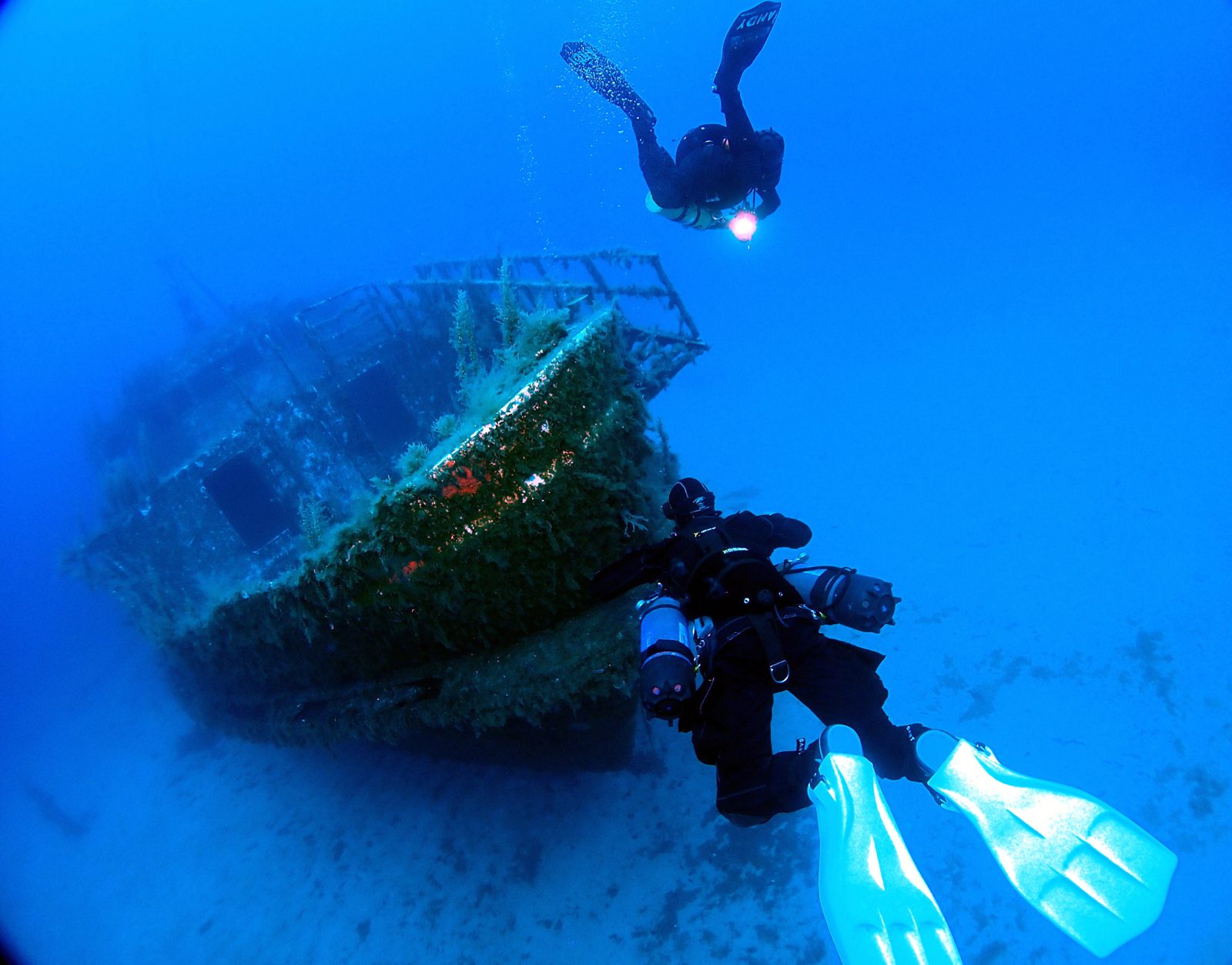 Buceadores junto a un barco hundido