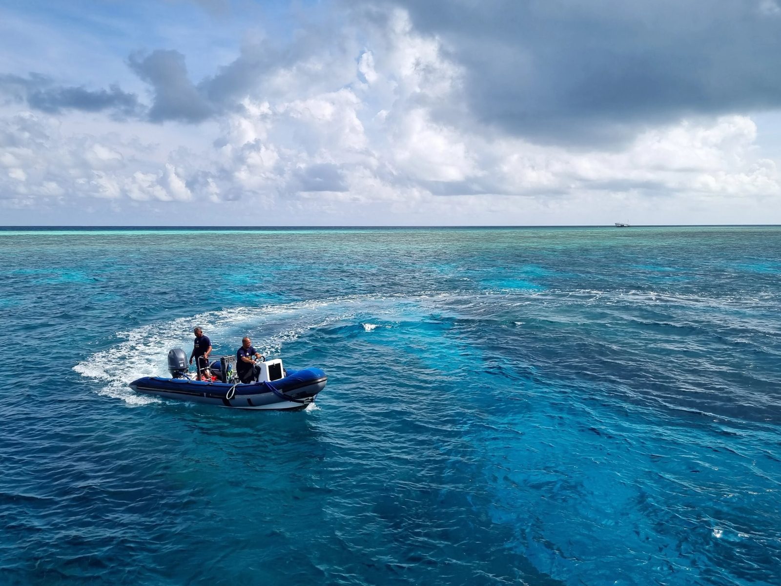 Lancha de buceo sobre el arrecife de Tubbataha, en mar abierto