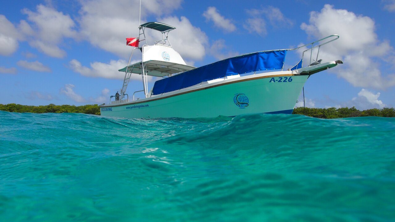Barco de buceo en aguas turquesa de Aruba